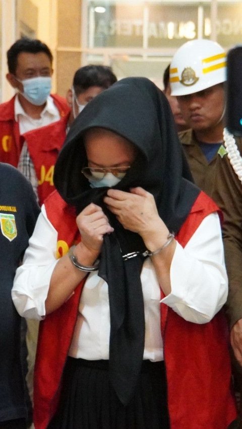 Kejati Sumsel menyerahkan enam orang tersangka dan barang bukti perkara korupsi tambang PT ABS kepada Kejari Lahat pada Jumat, 11 Oktober 2024
