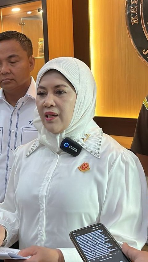Kajati Jawa Timur, Mia Amiati
