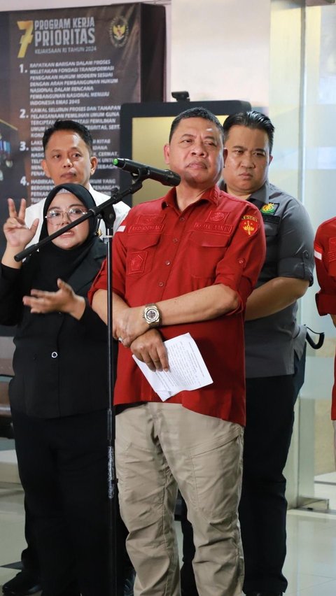 Penyidik JAM-Pidsus Kejaksaan Agung tetapkan 3 hakim dan 1 pengacara sebagai tersangka dugaan kasus suap dan atau gratifikasi dalam kasus vonis bebas Ronald Tanur