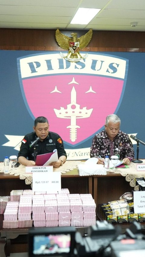 Kejagung menetapkan ZR mantan pejabat MA sebagai tersangka dalam kasus permufakatan jahat suap dan gratifikasi dengan temuan uang Rp920 miliar dan emas 51 Kg