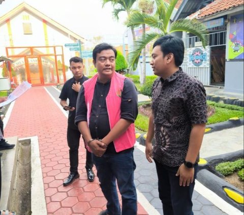 Kejaksaan Negeri Tegal menahan kepala desa Lebakgowah yang jadi tersangka korupsi Dana Desa