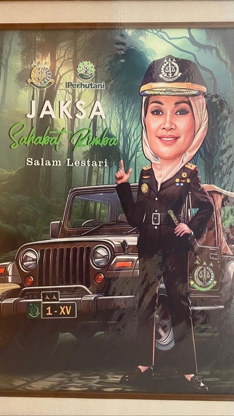 Kajati Jatim Mia Amiati menerima penghargaan Jaksa Sahabat Rimba dari Perhutani Divre Jatim