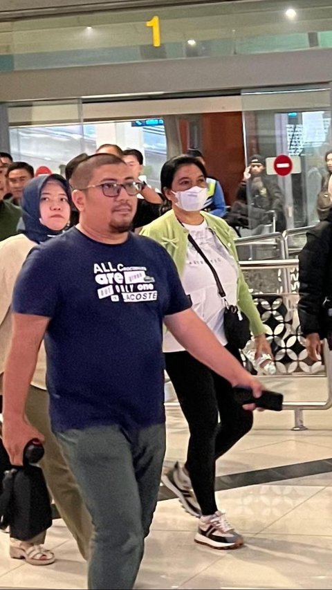 Tim SIRI Kejagung menangkap SL, buronan kasus korupsi KUR dan Kupedes Desa Plojo, Pacitan Jatim di Bandara Soetta, Tangerang, Banten, pada Kamis  3 Oktober 2024