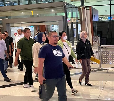 Tim SIRI Kejagung menangkap SL, buronan kasus korupsi KUR dan Kupedes Desa Plojo, Pacitan Jatim di Bandara Soetta, Tangerang, Banten, pada Kamis  3 Oktober 2024