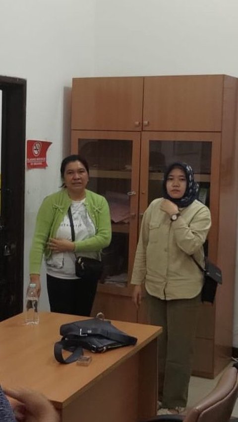 Tim SIRI Kejagung menangkap SL, buronan kasus korupsi KUR dan Kupedes Desa Plojo, Pacitan Jatim di Bandara Soetta, Tangerang, Banten, pada Kamis  3 Oktober 2024