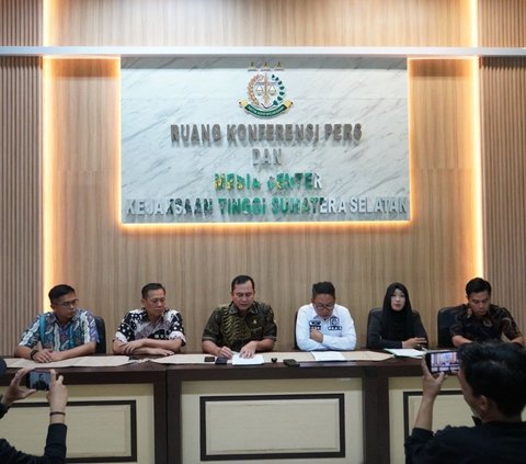 Kejati Sumsel menyerahkan enam orang tersangka dan barang bukti perkara korupsi tambang PT ABS kepada Kejari Lahat pada Jumat, 11 Oktober 2024