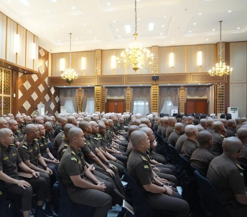 Jaksa Agung ST Burhanuddin memberikan pembekalan kepada peserta PPPJ Angkatan LXXXI Gelombang II Tahun 2024 pada Kamis, 21 November 2024