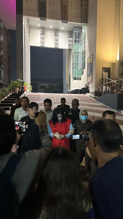 Kejaksaan Agung menetapkan MW, ibu terpidana Ronald Tannur, sebagai tersangka suap hakim di PN Surabaya pada Senin, 4 November 2024
