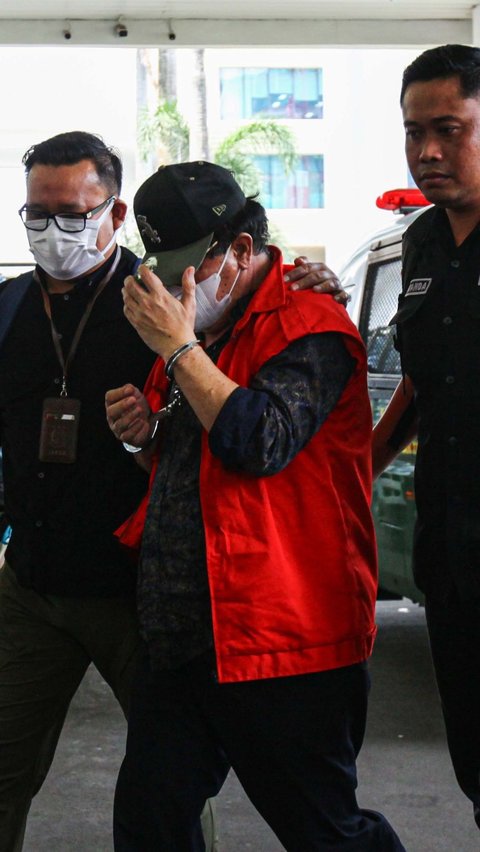 Tersangka hakim kasus suap vonis bebas Gregorius Ronald Tannur diperiksa Kejaksaan Agung RI, Jakarta, Selasa (5/11/2024).