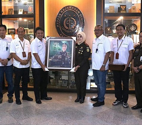 Kajati Jatim Mia Amiati menerima penghargaan Jaksa Sahabat Rimba dari Perhutani Divre Jatim