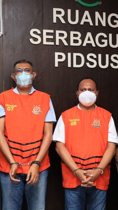 Dua tersangka yang diserahkan oleh Kejari Kepulauan Tanimbar