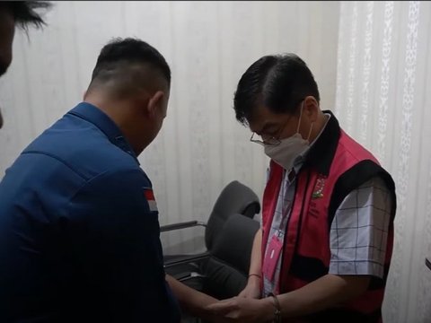 Tim Penyidik Direktorat Penyidikan Kejaksaan Agung Muda Bidang Tindak Pidana Khusus (Jam Pidsus) menetapkan BS sebagai tersangka dugaan korupsi penyalahgunaan kewenangan dalam penjualan logam mulia di Butik Emas Logam Mulia Surabaya 01 Antam, Kamis 18 Januari 2024.
