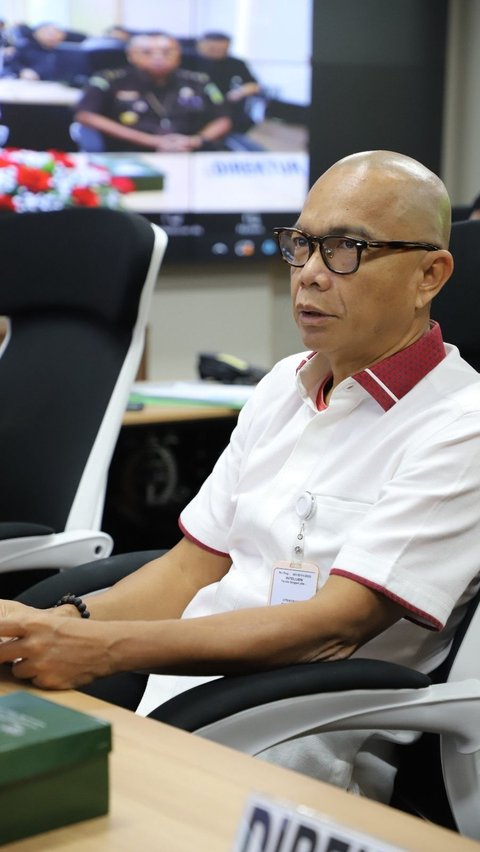 Jaksa Agung Muda Intelijen, Prof. Dr. Reda Manthovani, memberikan pengarahan pada acara kunjungan virtual dari ruang Command Center dalam rangka &lsquo;Sosialisasi Penugasan Jaksa pada Instansi Pemerintah dan di Luar Instansi Pemerintah sebagai Agen Intelijen Penegakan Hukum, Persiapan Penyelenggaraan Pilkada Serentak Tahun 2024 dan Pengawasan Multimedia&rsquo;, Kamis 18 April 2024.