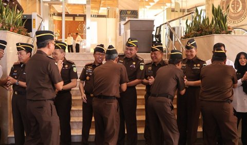 &ldquo;Maka dari itu, ibadah puasa juga sekaligus melatih diri untuk dapat menahan diri, bersikap hati-hati dalam bertindak, dan tidak tergesa-gesa dalam mengambil suatu tindakan, atau kebijakan dalam pelaksanaan kinerja kita,&rdquo;<br>