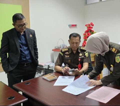 Mantan pegawai Badan Pertanahan Nasional (BPN) Yogyakarta, NW, mengembalikan uang hasil korupsi penjualan Asrama Mahasiswa Pondok Mesuji milik Yayasan Batanghari Sembilan ke Kejaksaan Tinggi Sumatera Selatan, Senin 1 April 2024.
