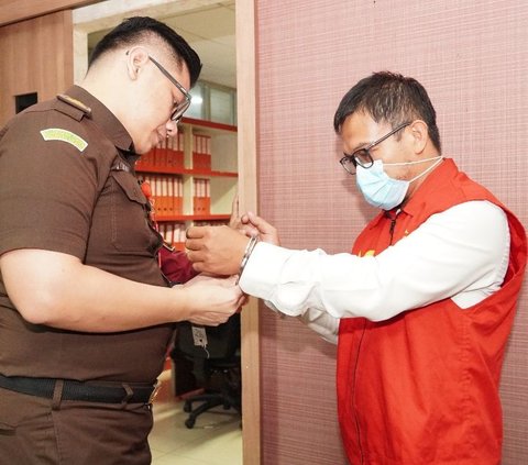 Mantan pegawai Badan Pertanahan Nasional (BPN) Yogyakarta, NW, mengembalikan uang hasil korupsi penjualan Asrama Mahasiswa Pondok Mesuji milik Yayasan Batanghari Sembilan ke Kejaksaan Tinggi Sumatera Selatan, Senin 1 April 2024.