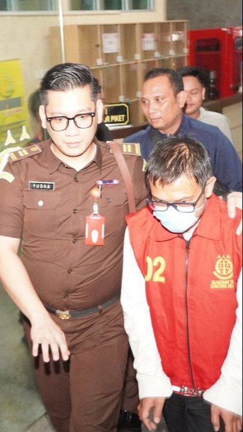 Mantan pegawai Badan Pertanahan Nasional (BPN) Yogyakarta, NW, mengembalikan uang hasil korupsi penjualan Asrama Mahasiswa Pondok Mesuji milik Yayasan Batanghari Sembilan ke Kejaksaan Tinggi Sumatera Selatan, Senin 1 April 2024.