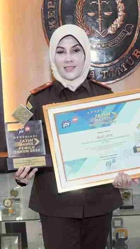 Kajati Jatim, Dr. Mia Amiati, SH.MH. CMA, terpilih sebagai penerima penghargaan Apresiasi Jatim Gaspol Pemilu Tahun 2024