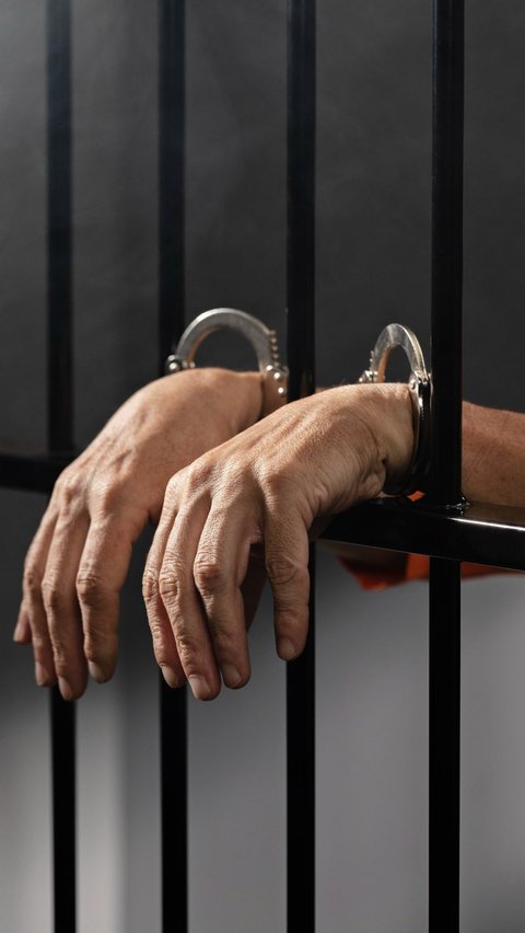 AHA ditahan terkait perkara dugaan tindak pidana korupsi penyalahgunaan kewenangan dalam penjualan Logam Mulia di Butik Emas Logam Mulia Surabaya 01 Antam.