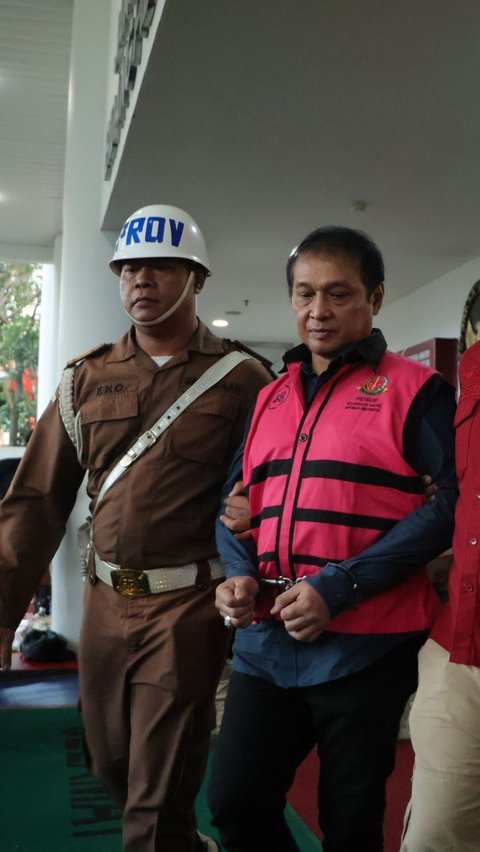 Tim Penyidik pada Direktorat Penyidikan Jaksa Agung Muda Bidang Tindak Pidana Khusus (JAM PIDSUS) telah memeriksa dua saksi perkara dugaan tindak pidana korupsi pada kegiatan importasi gula PT Sumber Mutiara Indah Perdana (SMIP) tahun 2020 sampai dengan 2023, Rabu 15 Mei 2024. Satu di antaranya ditetapkan sebagai tersangka.&ldquo;Berdasarkan pemeriksaan tersebut, Tim Penyidik kembali menetapkan satu tersangka yaitu RR selaku Kepala Kantor Wilayah (Kanwil) Bea Cukai Riau periode 2019 sampai dengan 2021,&rdquo; kata Kepala Pusat Penerangan Hukum Kejaksaan Agung, Ketut Sumedana.&bull;	Pada September 2019, tersangka RR selaku Kepala Kanwil Bea Cukai Riau periode 2019 sampai dengan 2021 secara melawan hukum telah menyalahgunakan kewenangannya dengan mencabut Keputusan Pembekuan Izin Kawasan Berikat PT SMIP setelah menerima sejumlah uang dari tersangka RD, dengan dalih untuk memberikan PT SMIP melakukan pengolahan bahan baku yang ada di Kawasan Berikat