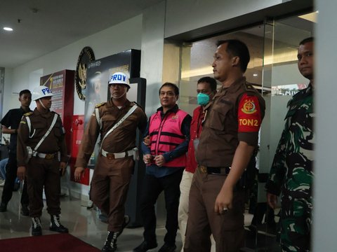 Tim Penyidik pada Direktorat Penyidikan Jaksa Agung Muda Bidang Tindak Pidana Khusus (JAM PIDSUS) telah memeriksa dua saksi perkara dugaan tindak pidana korupsi pada kegiatan importasi gula PT Sumber Mutiara Indah Perdana (SMIP) tahun 2020 sampai dengan 2023, Rabu 15 Mei 2024. Satu di antaranya ditetapkan sebagai tersangka.&ldquo;Berdasarkan pemeriksaan tersebut, Tim Penyidik kembali menetapkan satu tersangka yaitu RR selaku Kepala Kantor Wilayah (Kanwil) Bea Cukai Riau periode 2019 sampai dengan 2021,&rdquo; kata Kepala Pusat Penerangan Hukum Kejaksaan Agung, Ketut Sumedana.&bull;	Pada September 2019, tersangka RR selaku Kepala Kanwil Bea Cukai Riau periode 2019 sampai dengan 2021 secara melawan hukum telah menyalahgunakan kewenangannya dengan mencabut Keputusan Pembekuan Izin Kawasan Berikat PT SMIP setelah menerima sejumlah uang dari tersangka RD, dengan dalih untuk memberikan PT SMIP melakukan pengolahan bahan baku yang ada di Kawasan Berikat