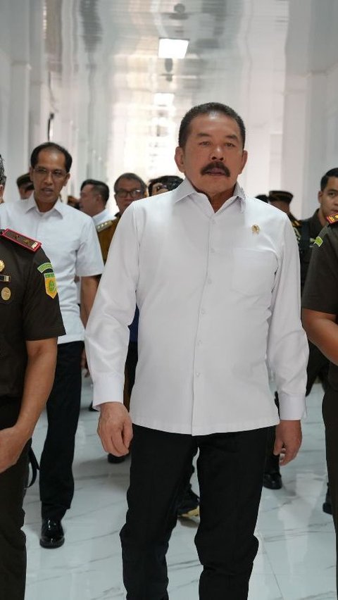 Jaksa Agung ST Burhanuddin mengapresiasi kinerja seluruh jajarannya, termasuk para jaksa di Wilayah Hukum Kejaksaan Tinggi Sumatera Selatan. Namun Jaksa Agung meminta jajarannya tidak cepat berpuas diri dan meningkatkan prestasi untuk mempertahankan kepercayaan masyarakat.