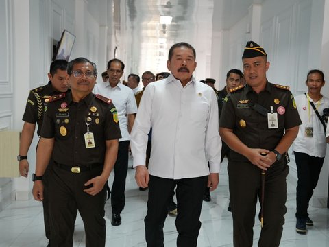 Jaksa Agung ST Burhanuddin mengapresiasi kinerja seluruh jajarannya, termasuk para jaksa di Wilayah Hukum Kejaksaan Tinggi Sumatera Selatan. Namun Jaksa Agung meminta jajarannya tidak cepat berpuas diri dan meningkatkan prestasi untuk mempertahankan kepercayaan masyarakat.