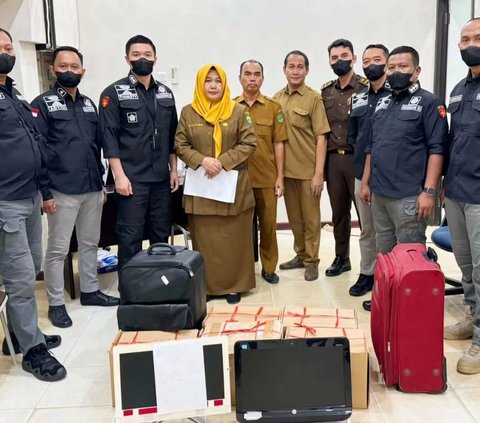 Tim Penyidik Bidang Tindak Pidana KHusus Kejaksaan Tinggi (Kejati) Kalimantan Timur menggeledah Rumah Sakit Umum Daerah (RSUD) Abdul Wahab Sjahranie (AWS) Kota Samarinda, Selasa 7 Mei 2024. Penggeledahan ini terkait penyidikan dugaan tindak pidana korupsi dalam pembayaran Tambahan Penghasilan Pegawai (TPP) tahun anggaran 2019 &ndash; 2022.
