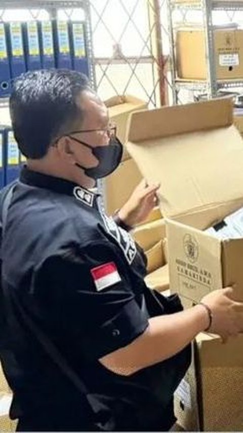 Tim Penyidik Bidang Tindak Pidana KHusus Kejaksaan Tinggi (Kejati) Kalimantan Timur menggeledah Rumah Sakit Umum Daerah (RSUD) Abdul Wahab Sjahranie (AWS) Kota Samarinda, Selasa 7 Mei 2024. Penggeledahan ini terkait penyidikan dugaan tindak pidana korupsi dalam pembayaran Tambahan Penghasilan Pegawai (TPP) tahun anggaran 2019 &ndash; 2022.