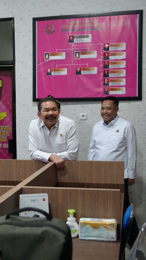 Jaksa Agung ST Burhanuddin mengapresiasi kinerja seluruh jajarannya, termasuk para jaksa di Wilayah Hukum Kejaksaan Tinggi Sumatera Selatan. Namun Jaksa Agung meminta jajarannya tidak cepat berpuas diri dan meningkatkan prestasi untuk mempertahankan kepercayaan masyarakat.