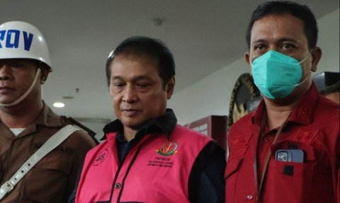 Tim Penyidik pada Direktorat Penyidikan Jaksa Agung Muda Bidang Tindak Pidana Khusus (JAM PIDSUS) telah memeriksa dua saksi perkara dugaan tindak pidana korupsi pada kegiatan importasi gula PT Sumber Mutiara Indah Perdana (SMIP) tahun 2020 sampai dengan 2023, Rabu 15 Mei 2024. Satu di antaranya ditetapkan sebagai tersangka.&ldquo;Berdasarkan pemeriksaan tersebut, Tim Penyidik kembali menetapkan satu tersangka yaitu RR selaku Kepala Kantor Wilayah (Kanwil) Bea Cukai Riau periode 2019 sampai dengan 2021,&rdquo; kata Kepala Pusat Penerangan Hukum Kejaksaan Agung, Ketut Sumedana.&bull;	Pada September 2019, tersangka RR selaku Kepala Kanwil Bea Cukai Riau periode 2019 sampai dengan 2021 secara melawan hukum telah menyalahgunakan kewenangannya dengan mencabut Keputusan Pembekuan Izin Kawasan Berikat PT SMIP setelah menerima sejumlah uang dari tersangka RD, dengan dalih untuk memberikan PT SMIP melakukan pengolahan bahan baku yang ada di Kawasan Berikat