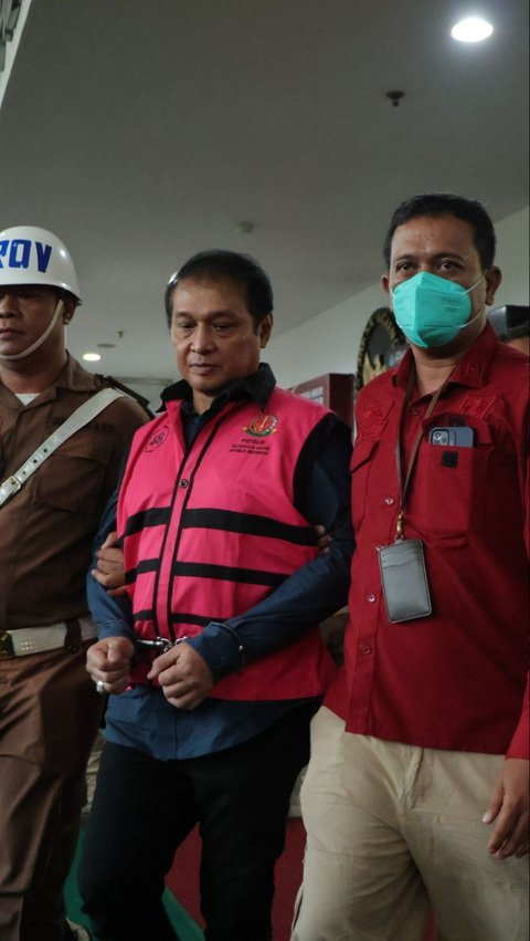 Tim Penyidik pada Direktorat Penyidikan Jaksa Agung Muda Bidang Tindak Pidana Khusus (JAM PIDSUS) telah memeriksa dua saksi perkara dugaan tindak pidana korupsi pada kegiatan importasi gula PT Sumber Mutiara Indah Perdana (SMIP) tahun 2020 sampai dengan 2023, Rabu 15 Mei 2024. Satu di antaranya ditetapkan sebagai tersangka.&ldquo;Berdasarkan pemeriksaan tersebut, Tim Penyidik kembali menetapkan satu tersangka yaitu RR selaku Kepala Kantor Wilayah (Kanwil) Bea Cukai Riau periode 2019 sampai dengan 2021,&rdquo; kata Kepala Pusat Penerangan Hukum Kejaksaan Agung, Ketut Sumedana.&bull;	Pada September 2019, tersangka RR selaku Kepala Kanwil Bea Cukai Riau periode 2019 sampai dengan 2021 secara melawan hukum telah menyalahgunakan kewenangannya dengan mencabut Keputusan Pembekuan Izin Kawasan Berikat PT SMIP setelah menerima sejumlah uang dari tersangka RD, dengan dalih untuk memberikan PT SMIP melakukan pengolahan bahan baku yang ada di Kawasan Berikat