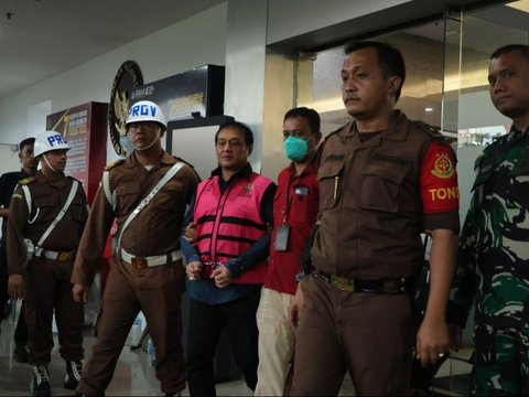 Tim Penyidik pada Direktorat Penyidikan Jaksa Agung Muda Bidang Tindak Pidana Khusus (JAM PIDSUS) telah memeriksa dua saksi perkara dugaan tindak pidana korupsi pada kegiatan importasi gula PT Sumber Mutiara Indah Perdana (SMIP) tahun 2020 sampai dengan 2023, Rabu 15 Mei 2024. Satu di antaranya ditetapkan sebagai tersangka.&ldquo;Berdasarkan pemeriksaan tersebut, Tim Penyidik kembali menetapkan satu tersangka yaitu RR selaku Kepala Kantor Wilayah (Kanwil) Bea Cukai Riau periode 2019 sampai dengan 2021,&rdquo; kata Kepala Pusat Penerangan Hukum Kejaksaan Agung, Ketut Sumedana.&bull;	Pada September 2019, tersangka RR selaku Kepala Kanwil Bea Cukai Riau periode 2019 sampai dengan 2021 secara melawan hukum telah menyalahgunakan kewenangannya dengan mencabut Keputusan Pembekuan Izin Kawasan Berikat PT SMIP setelah menerima sejumlah uang dari tersangka RD, dengan dalih untuk memberikan PT SMIP melakukan pengolahan bahan baku yang ada di Kawasan Berikat