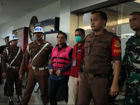 Tim Penyidik pada Direktorat Penyidikan Jaksa Agung Muda Bidang Tindak Pidana Khusus (JAM PIDSUS) telah memeriksa dua saksi perkara dugaan tindak pidana korupsi pada kegiatan importasi gula PT Sumber Mutiara Indah Perdana (SMIP) tahun 2020 sampai dengan 2023, Rabu 15 Mei 2024. Satu di antaranya ditetapkan sebagai tersangka.&ldquo;Berdasarkan pemeriksaan tersebut, Tim Penyidik kembali menetapkan satu tersangka yaitu RR selaku Kepala Kantor Wilayah (Kanwil) Bea Cukai Riau periode 2019 sampai dengan 2021,&rdquo; kata Kepala Pusat Penerangan Hukum Kejaksaan Agung, Ketut Sumedana.&bull;	Pada September 2019, tersangka RR selaku Kepala Kanwil Bea Cukai Riau periode 2019 sampai dengan 2021 secara melawan hukum telah menyalahgunakan kewenangannya dengan mencabut Keputusan Pembekuan Izin Kawasan Berikat PT SMIP setelah menerima sejumlah uang dari tersangka RD, dengan dalih untuk memberikan PT SMIP melakukan pengolahan bahan baku yang ada di Kawasan Berikat