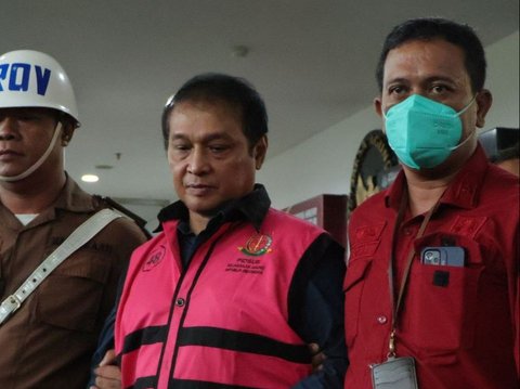 Tim Penyidik pada Direktorat Penyidikan Jaksa Agung Muda Bidang Tindak Pidana Khusus (JAM PIDSUS) telah memeriksa dua saksi perkara dugaan tindak pidana korupsi pada kegiatan importasi gula PT Sumber Mutiara Indah Perdana (SMIP) tahun 2020 sampai dengan 2023, Rabu 15 Mei 2024. Satu di antaranya ditetapkan sebagai tersangka.&ldquo;Berdasarkan pemeriksaan tersebut, Tim Penyidik kembali menetapkan satu tersangka yaitu RR selaku Kepala Kantor Wilayah (Kanwil) Bea Cukai Riau periode 2019 sampai dengan 2021,&rdquo; kata Kepala Pusat Penerangan Hukum Kejaksaan Agung, Ketut Sumedana.&bull;	Pada September 2019, tersangka RR selaku Kepala Kanwil Bea Cukai Riau periode 2019 sampai dengan 2021 secara melawan hukum telah menyalahgunakan kewenangannya dengan mencabut Keputusan Pembekuan Izin Kawasan Berikat PT SMIP setelah menerima sejumlah uang dari tersangka RD, dengan dalih untuk memberikan PT SMIP melakukan pengolahan bahan baku yang ada di Kawasan Berikat