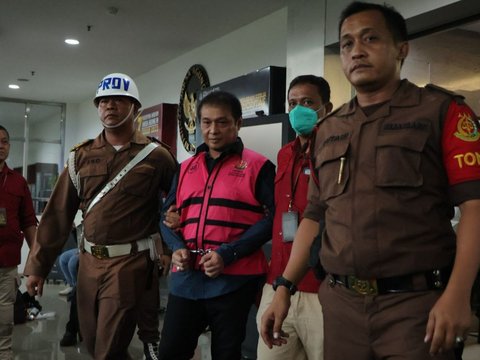 Tim Penyidik pada Direktorat Penyidikan Jaksa Agung Muda Bidang Tindak Pidana Khusus (JAM PIDSUS) telah memeriksa dua saksi perkara dugaan tindak pidana korupsi pada kegiatan importasi gula PT Sumber Mutiara Indah Perdana (SMIP) tahun 2020 sampai dengan 2023, Rabu 15 Mei 2024. Satu di antaranya ditetapkan sebagai tersangka.&ldquo;Berdasarkan pemeriksaan tersebut, Tim Penyidik kembali menetapkan satu tersangka yaitu RR selaku Kepala Kantor Wilayah (Kanwil) Bea Cukai Riau periode 2019 sampai dengan 2021,&rdquo; kata Kepala Pusat Penerangan Hukum Kejaksaan Agung, Ketut Sumedana.&bull;	Pada September 2019, tersangka RR selaku Kepala Kanwil Bea Cukai Riau periode 2019 sampai dengan 2021 secara melawan hukum telah menyalahgunakan kewenangannya dengan mencabut Keputusan Pembekuan Izin Kawasan Berikat PT SMIP setelah menerima sejumlah uang dari tersangka RD, dengan dalih untuk memberikan PT SMIP melakukan pengolahan bahan baku yang ada di Kawasan Berikat