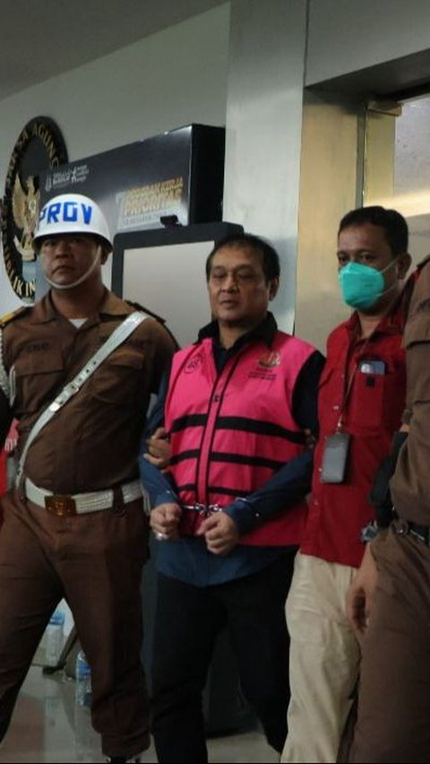 Tim Penyidik pada Direktorat Penyidikan Jaksa Agung Muda Bidang Tindak Pidana Khusus (JAM PIDSUS) telah memeriksa dua saksi perkara dugaan tindak pidana korupsi pada kegiatan importasi gula PT Sumber Mutiara Indah Perdana (SMIP) tahun 2020 sampai dengan 2023, Rabu 15 Mei 2024. Satu di antaranya ditetapkan sebagai tersangka.&ldquo;Berdasarkan pemeriksaan tersebut, Tim Penyidik kembali menetapkan satu tersangka yaitu RR selaku Kepala Kantor Wilayah (Kanwil) Bea Cukai Riau periode 2019 sampai dengan 2021,&rdquo; kata Kepala Pusat Penerangan Hukum Kejaksaan Agung, Ketut Sumedana.&bull;	Pada September 2019, tersangka RR selaku Kepala Kanwil Bea Cukai Riau periode 2019 sampai dengan 2021 secara melawan hukum telah menyalahgunakan kewenangannya dengan mencabut Keputusan Pembekuan Izin Kawasan Berikat PT SMIP setelah menerima sejumlah uang dari tersangka RD, dengan dalih untuk memberikan PT SMIP melakukan pengolahan bahan baku yang ada di Kawasan Berikat