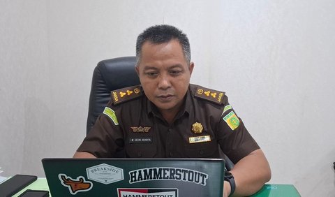&ldquo;Dan terkait adanya pemberitaan bahwa disamping terkait laporan pembelian tanah ada juga pemberitaan mengenai dugaan tindak pidana kehutanan terhadap P, hingga saat ini juga Bidang Tindak Pidana Umum Kejati Kalbar belum menerima SPDP baik dari Penyidik Polda ataupun PPNS, yang memang memiliki kewenangan penyelidikan dan penyidikan kasus tersebut,&rdquo;