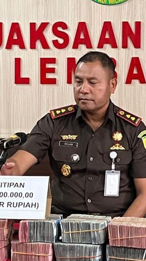 Kejari Lembata NTT menerima uang titipan pengembalian kerugian keuangan negara senilai Rp1 miliar dari tersangka YSL