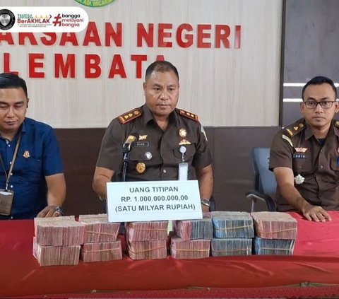Kejari Lembata NTT menerima uang titipan pengembalian kerugian keuangan negara senilai Rp1 miliar dari tersangka YSL