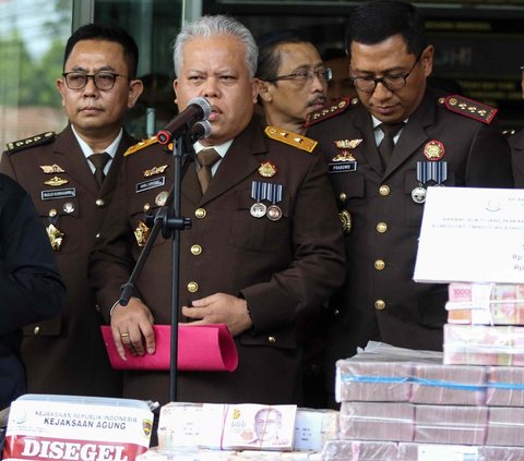 Kepala Pusat Penerangan Hukum Kejaksaan Agung RI Harli Siregar didampingi Kepala Kejaksaan Negeri Jakarta Selatan Haryoko Ari Prabowo menyampaikan keterangan saat konferensi pers pelimpahan tahap dua di Kejaksaan Negeri Jakarta Selatan, Jakarta, Senin (22/7/2024). (Liputan6.com/Herman Zakharia)