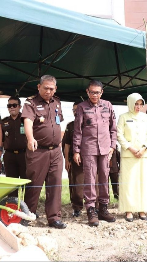 Kajati Sulawesi Barat Andi Darmawangsa, S.H., M.H., melakukan peletakan batu pertama pembangunan Masjid Baharuddin Lopa, Kamis, 19 September 2024