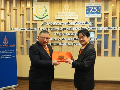 Tanda Jasa Yokkrabat dari Kejaksaan Thailand