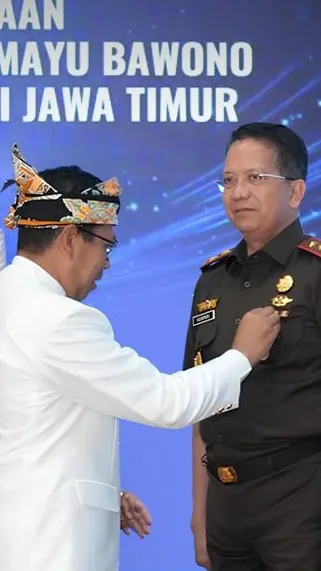 Kajati Jatim Terima Penghargaan Tertinggi Lencana Emas Hakaryo Guno Mamayu Bawono dari Pemkot Batu
