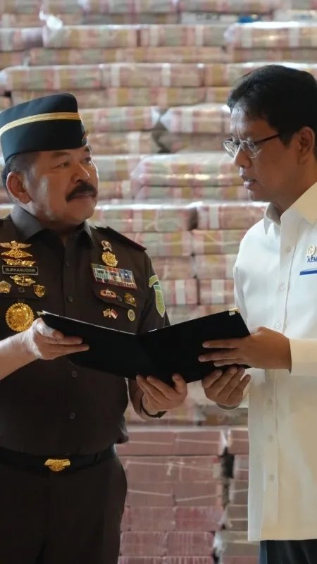 Jaksa Agung ST Burhanuddin menyerahkan secara simbolis uang hasil sitaan perkara korupsi CPO kepada Menkeu Purbaya Yudhi Sadewa