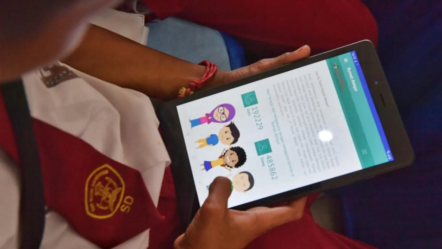 Siswa SD mencoba perangkat menggunakan chromebook