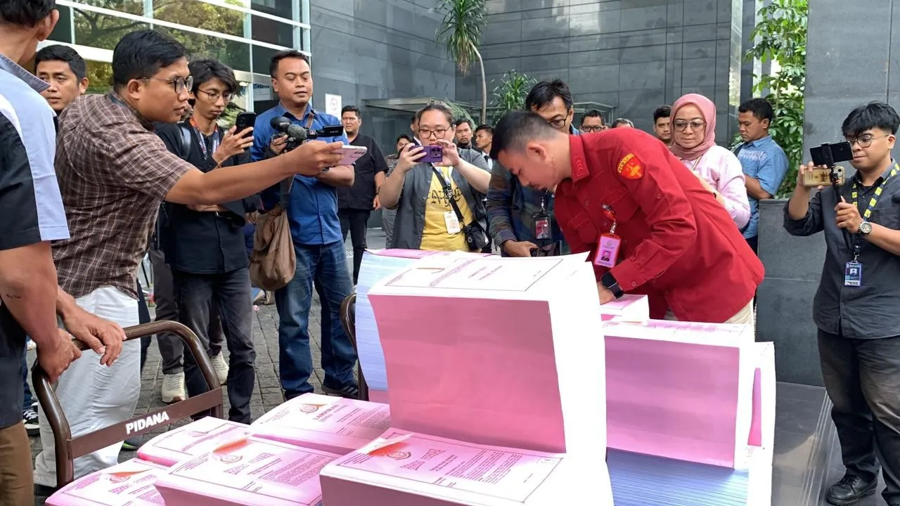 JPU Kejari Jakarta Pusat saat melimpahkan berkas perkara 9 terdakwa kasus korupsi tata kelola minyak mentah dan produk kilang pada PT Pertamina (Persero)