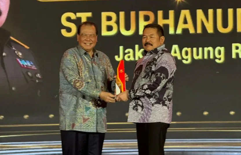 Jaksa Agung ST Burhanuddin menerima penghargaan CNN Indonesia Award 2025 yang diserahkan Chairman CT Corp, Chairul Tanjung