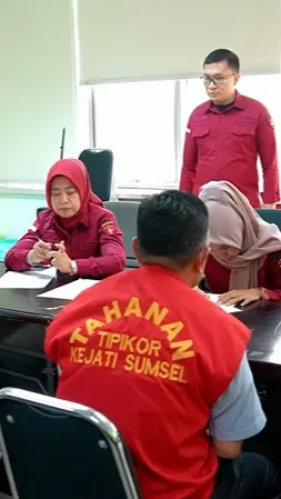 Penyidik Kejati Sumsel laksanakan tahap II perkara jaksa gadungan ke JPU Kejari OKI pada Rabu, 12 November 2025