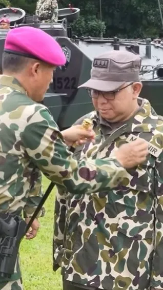 Pejabat Eselon I Kejagung Terima Brevet Kehormatan Korps Marinir